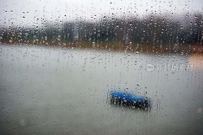 湖边的雨天