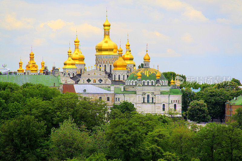 在基辅佩切尔斯克拉夫拉洞修道院上空，乌克兰