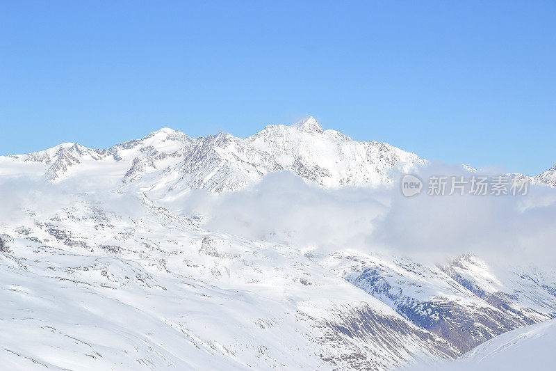 senales冰川上的雪山山峰