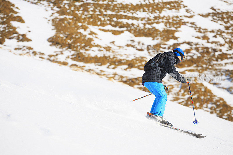 十几岁的男孩在滑雪胜地滑雪