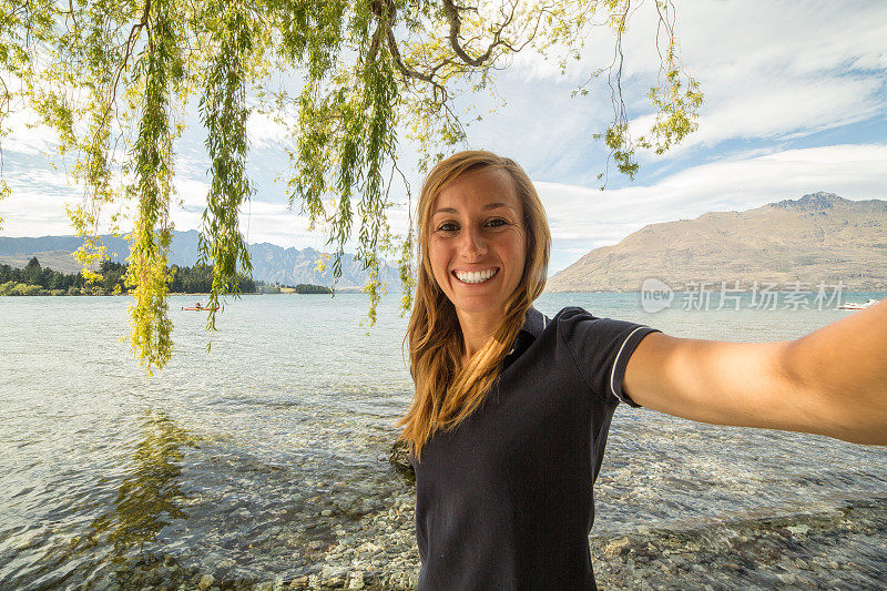 夏日湖边快乐年轻女子的自画像