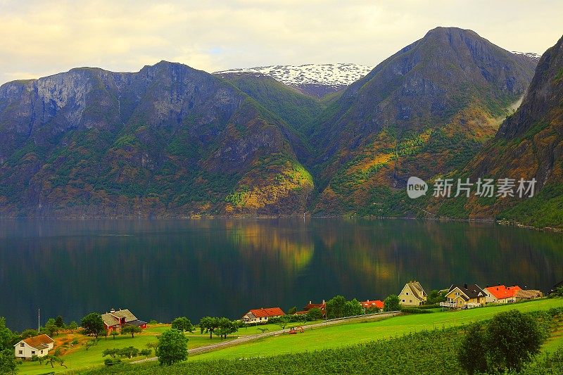 田园诗般的峡湾，挪威的村庄景观，戏剧性的日出，挪威，斯堪的纳维亚