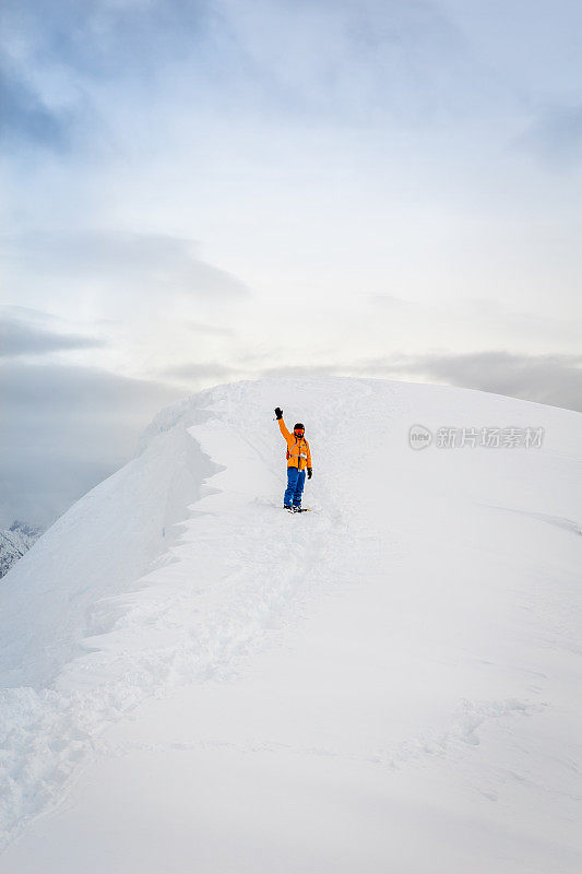 越野滑雪爱好者在山顶远足