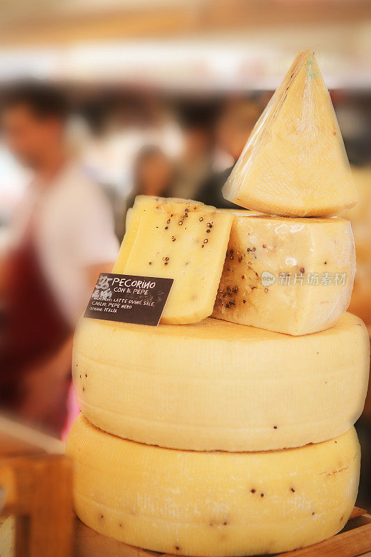 市场上出售的意大利佩科里诺奶酪