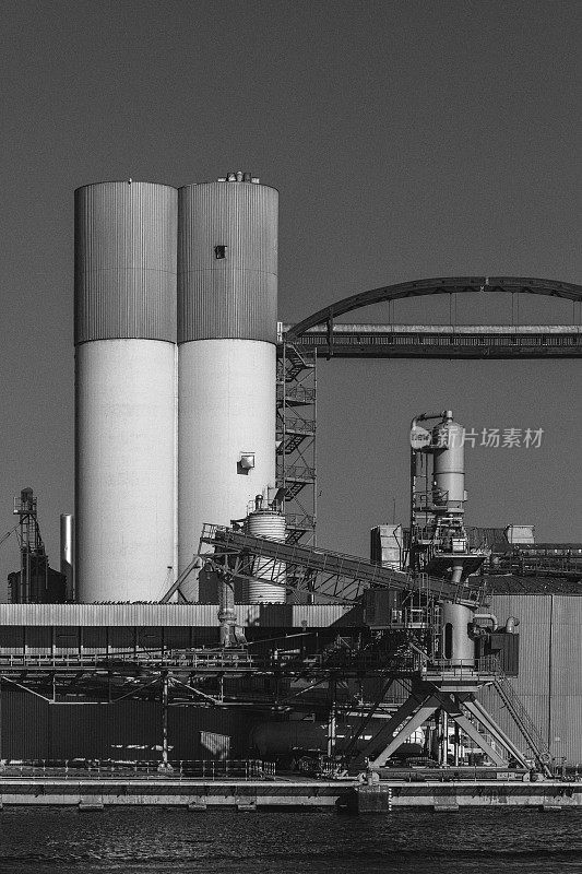 黑色和白色的工业建筑
