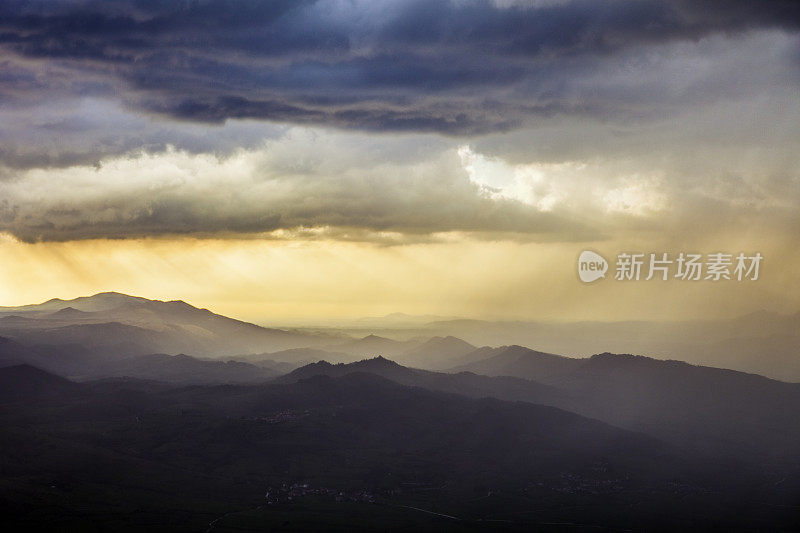 从山顶上看日落时的暴风雨