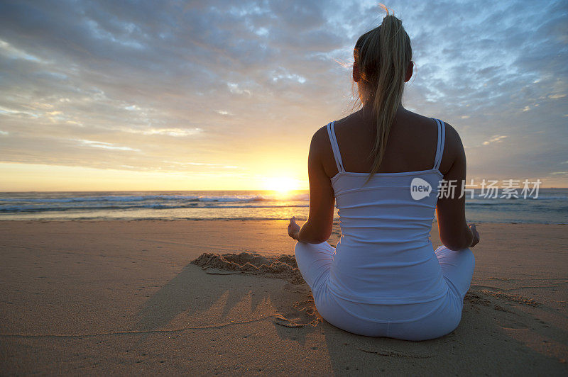 年轻女子在做瑜伽莲花姿势