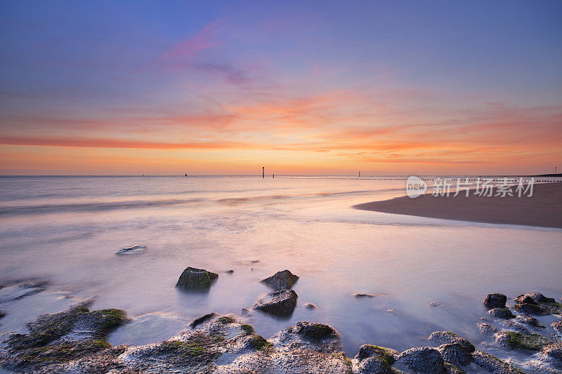 荷兰西兰海滩日落时的岩石