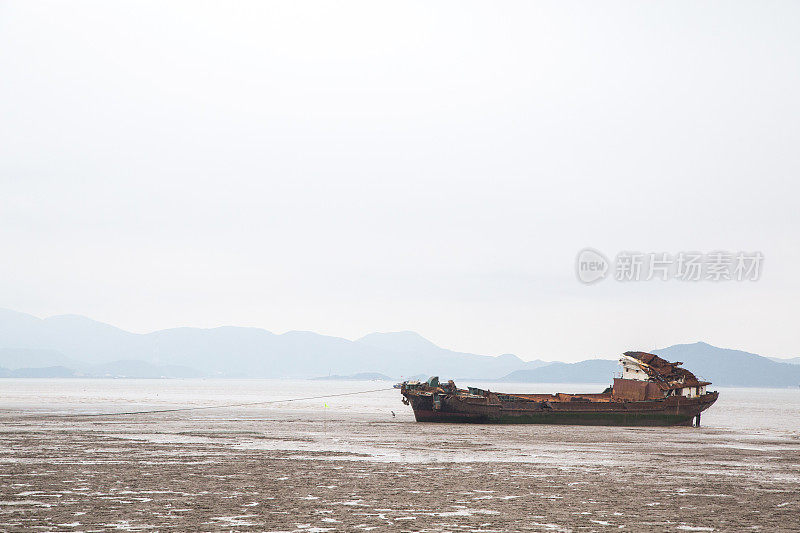 搁浅在浅滩上的失事船只