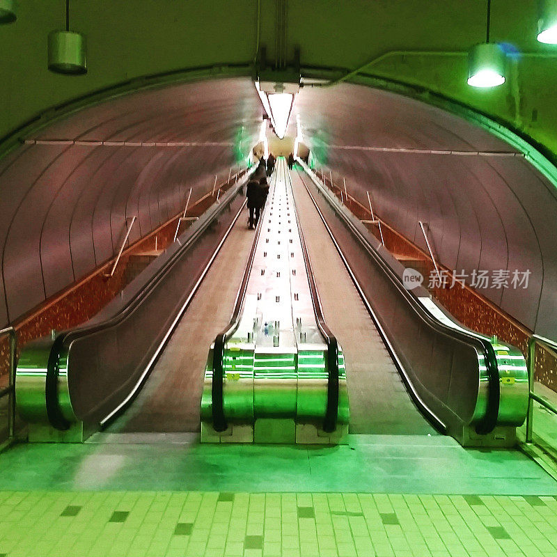 城市绿色复古地下地铁隧道自动扶梯加拿大蒙特利尔