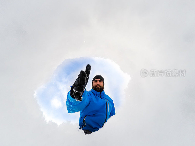 警察在挖洞，从里面可以看到雪