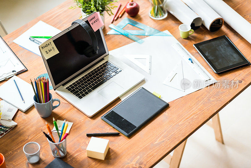 年轻创业公司的凌乱办公桌