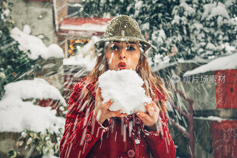 年轻女子吹雪