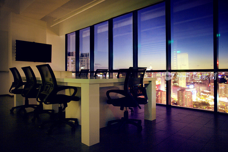 办公室会议室夜景与城市景观