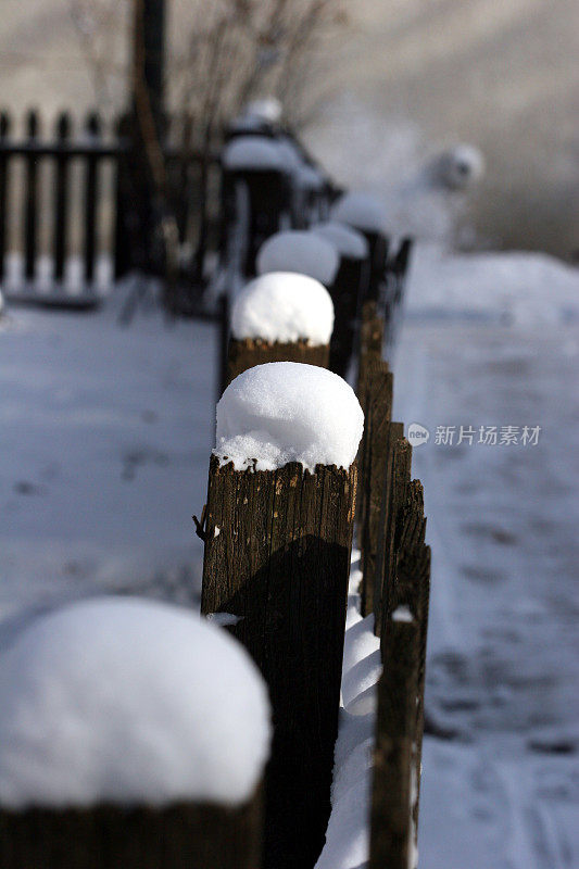 篱笆上的雪