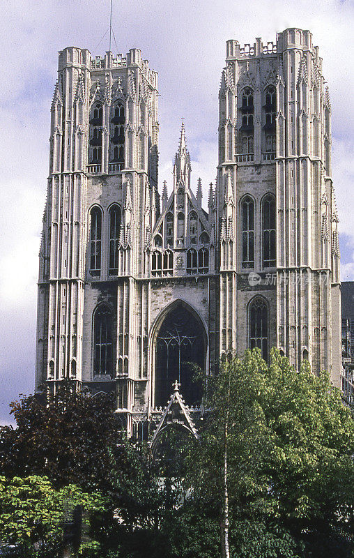位于比利时布鲁塞尔的圣迈克尔大教堂和圣古杜拉大教堂