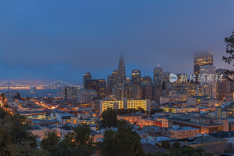 旧金山市中心和海湾大桥在低雾中