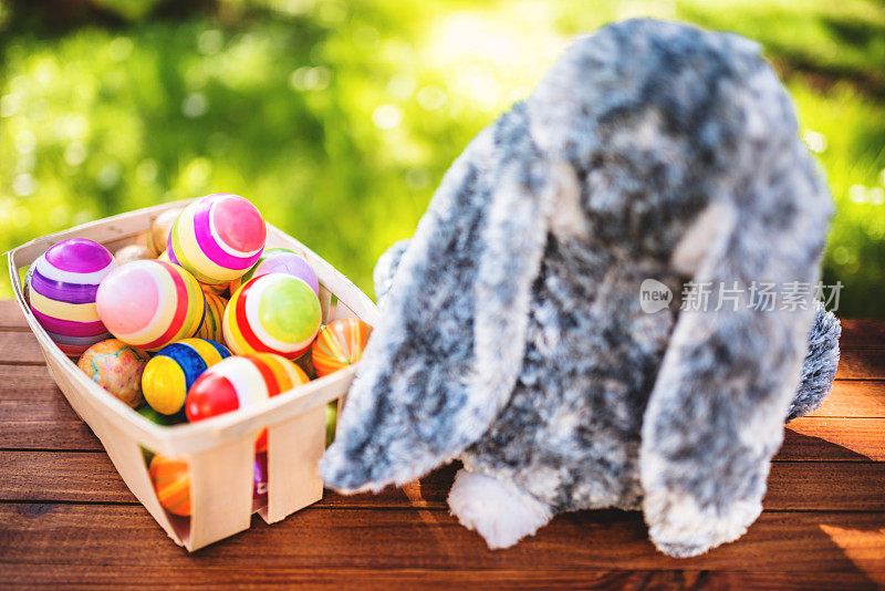 有兔子的复活节彩蛋篮子