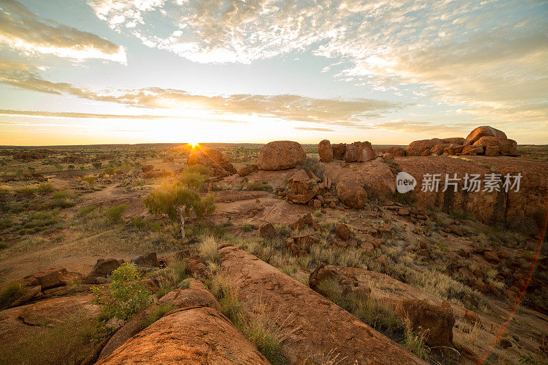 日出时的魔鬼大理石，北领地，澳大利亚