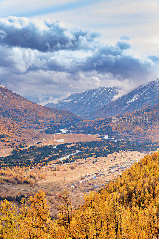 中国新疆喀纳斯山景城