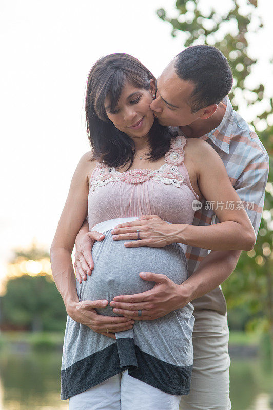 怀孕的夏威夷夫妇在户外公园放松