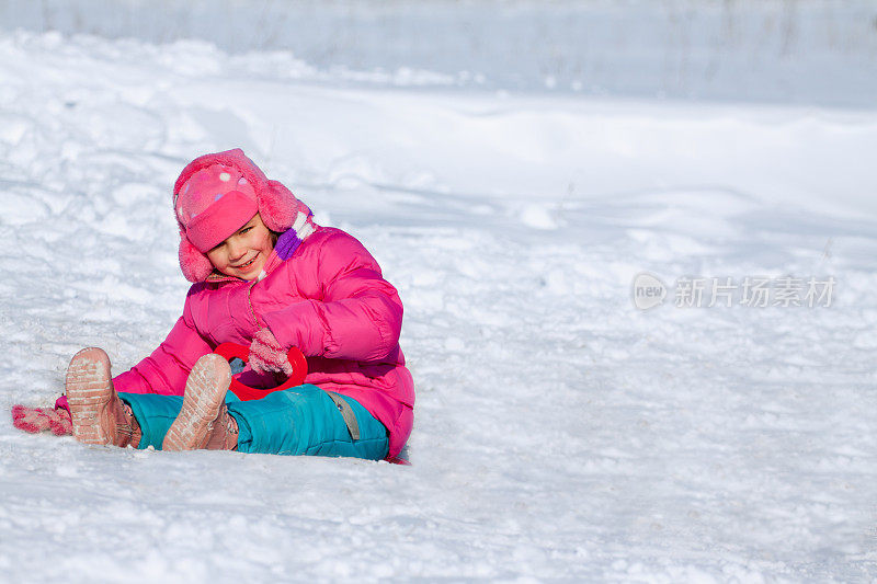 小孩子在雪里玩