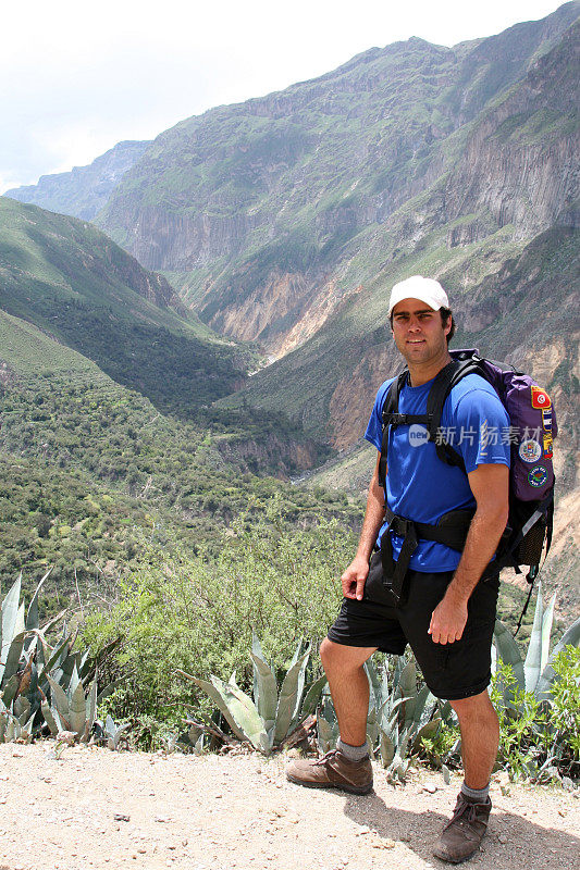 秘鲁科尔卡峡谷背包徒步旅行的男子