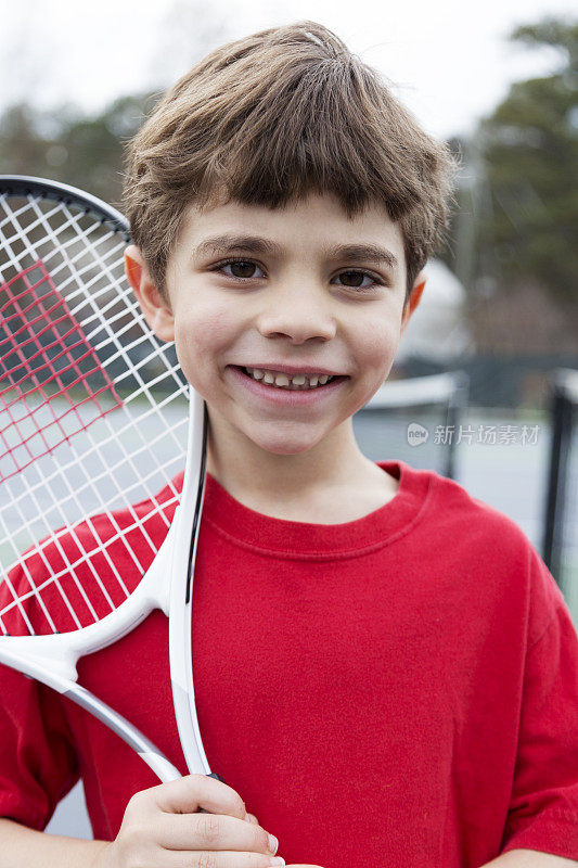 小男孩和网球拍