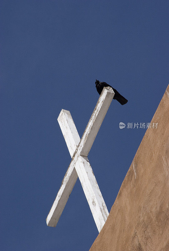 白十字架上的黑乌鸦，鸟，宗教符号，晴空，拷贝空间