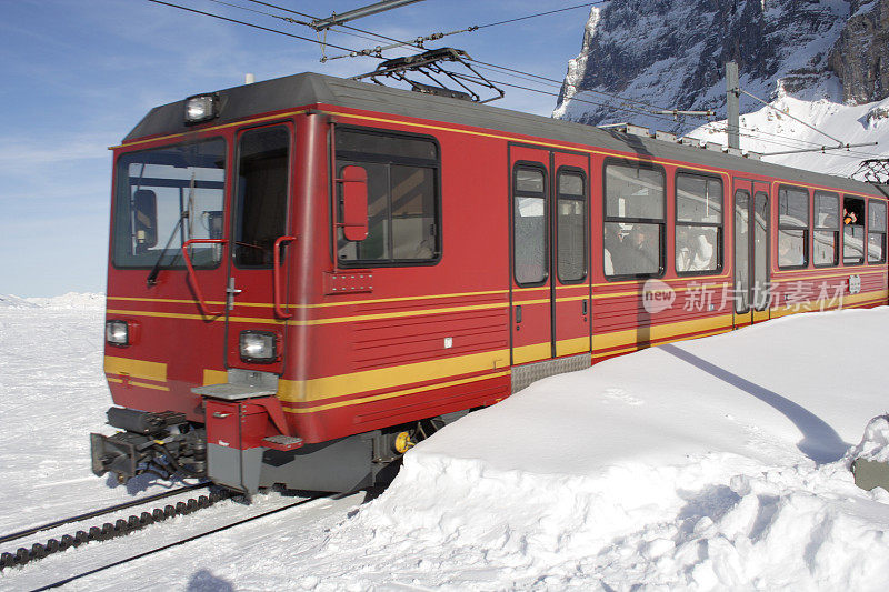 雪中的瑞士火车