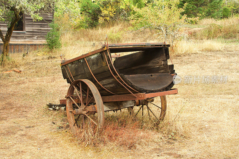 废弃的古董农场设备在俄勒冈州的鬼城
