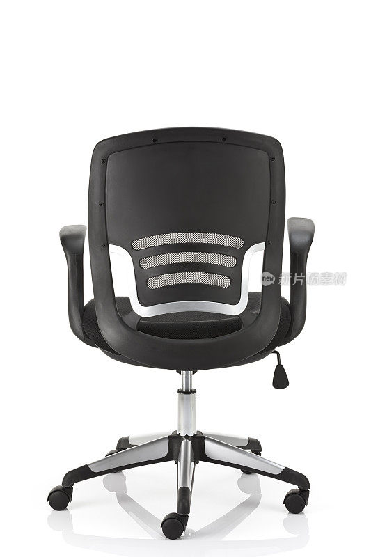 光滑，黑色，轮式办公椅的白色背景