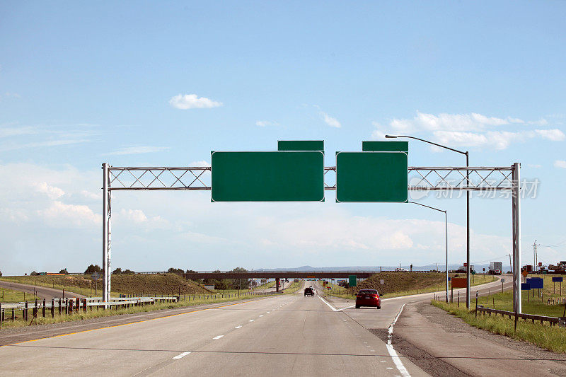 高速公路和绿色标志与修剪小路
