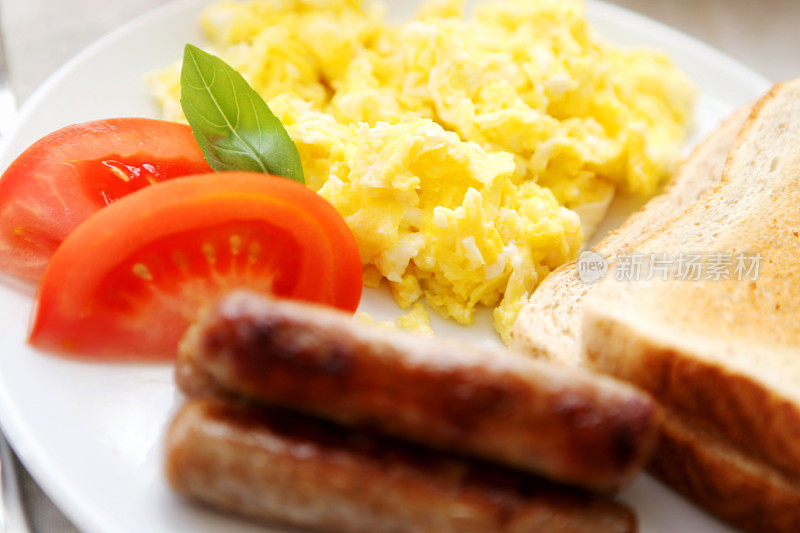早餐――鸡蛋、香肠和烤面包