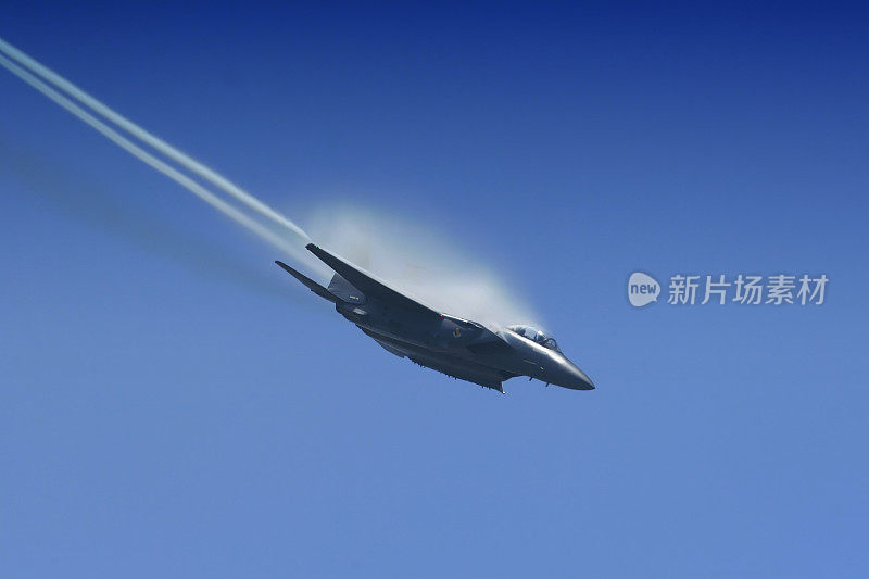 f-15喷气式战斗机向甲板俯冲