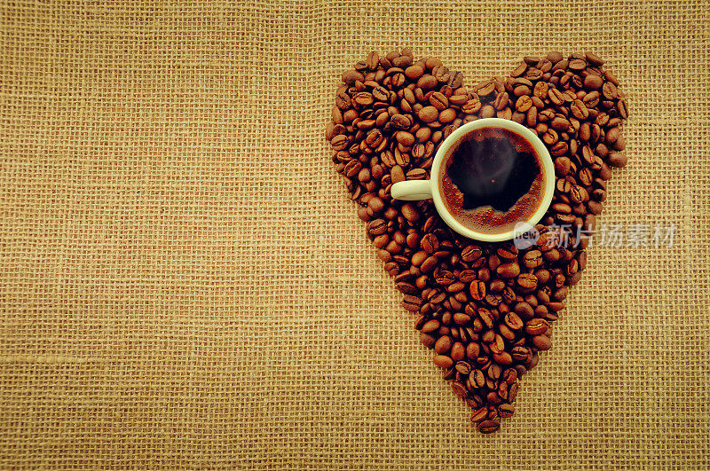 用咖啡豆做成的心形。