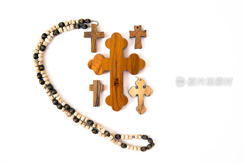 几个木制十字架和念珠