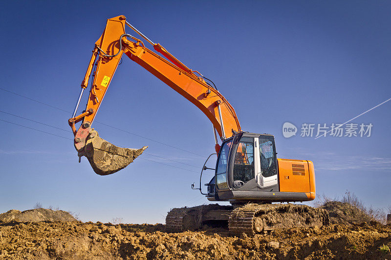 大型红色挖掘机用于道路建设