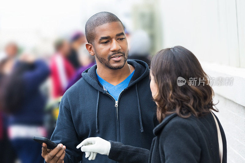 男人把手机放在嫉妒的女友面前