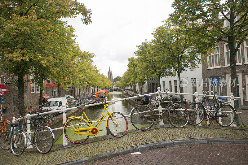 荷兰代尔夫特水道沿岸的自行车