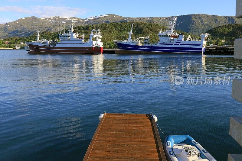 两艘船在奥勒松鳕鱼码头港口，挪威，斯堪的纳维亚