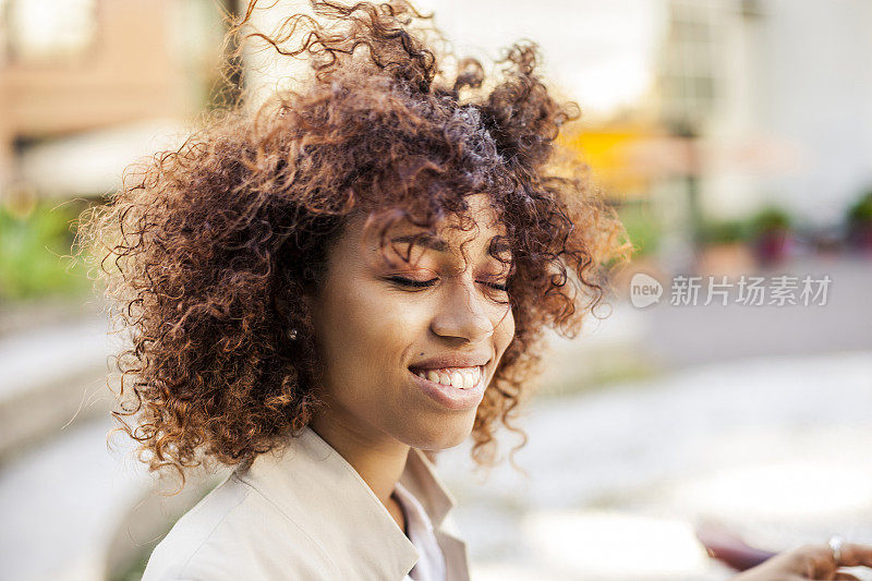 一个微笑的女人的肖像