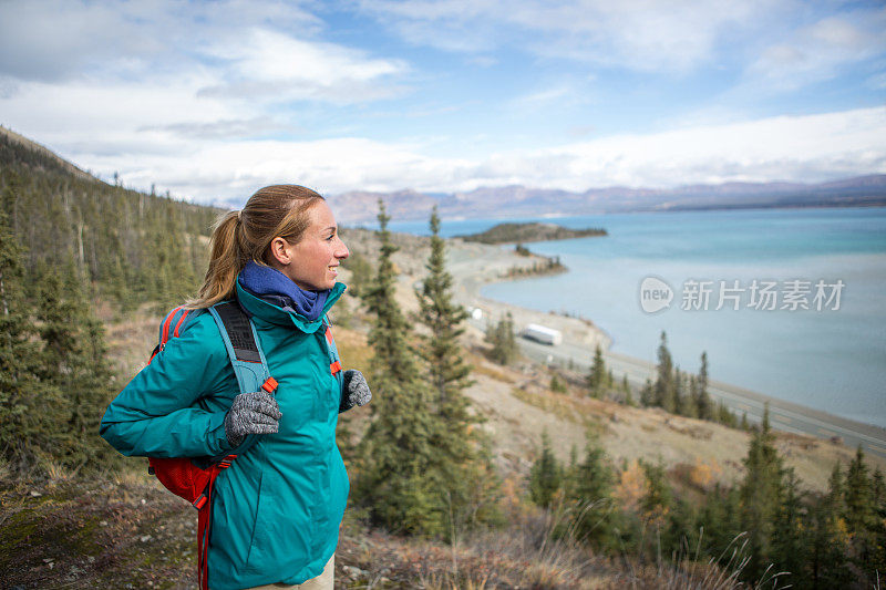 徒步旅行的女人停下来俯瞰风景