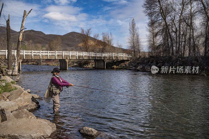 在犹他州普罗沃河飞钓的女人