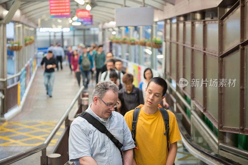 香港一群乘半山自动扶梯上下班的人