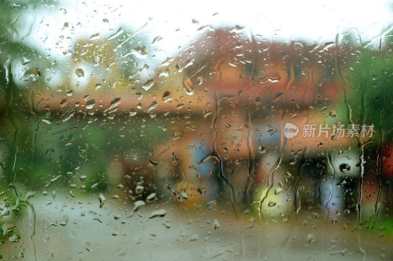 雨滴落在窗玻璃上