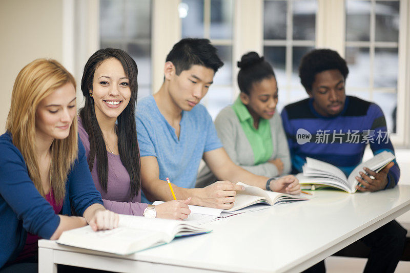 不同的大学生在学习。