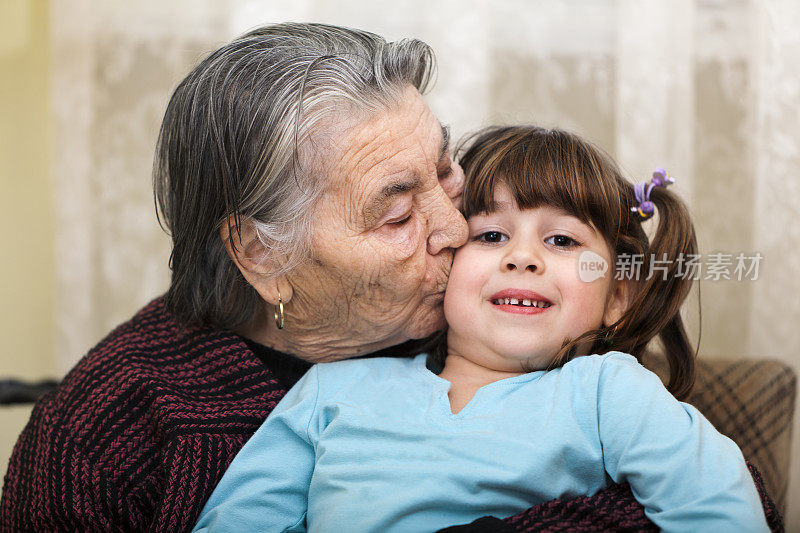 曾祖母亲吻她可爱的小孙女