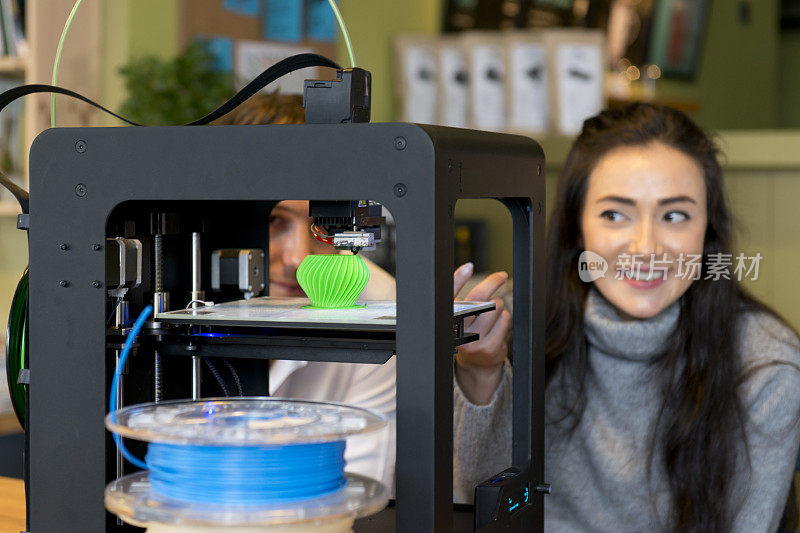 年轻女性3D打印专业人员