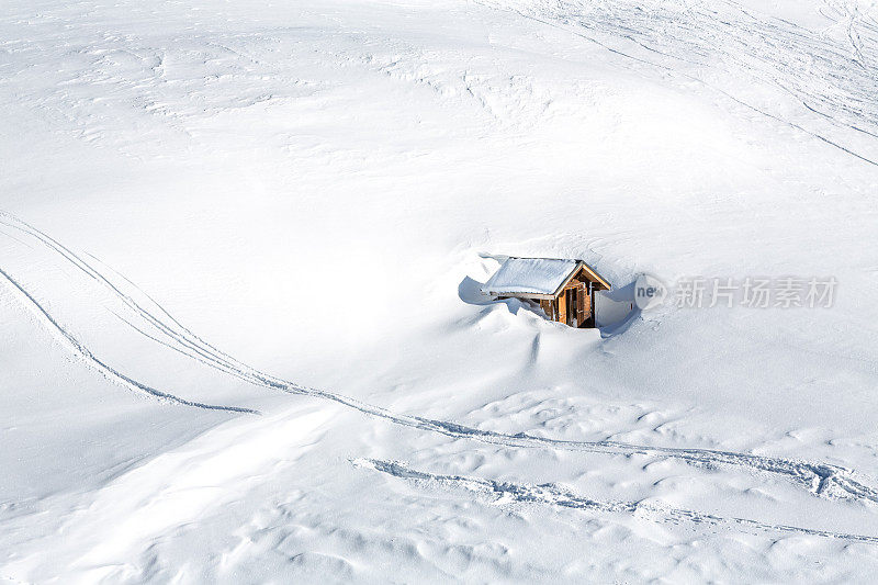 冬天的小屋被雪覆盖